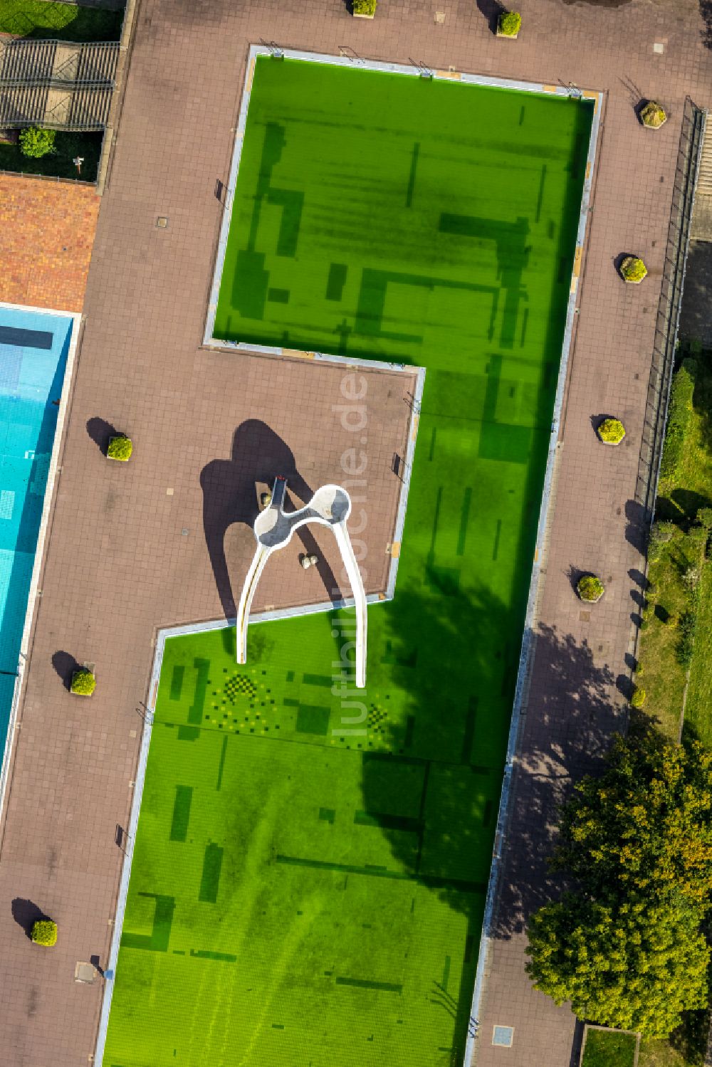 Essen von oben - Schwimmbecken des Freibades Grugabad in Essen im Bundesland Nordrhein-Westfalen