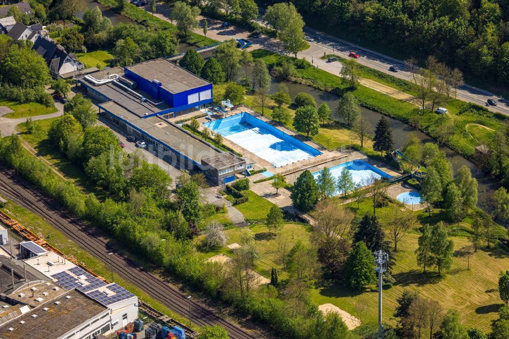 Meschede aus der Vogelperspektive: Schwimmbecken des Freibades Hallenbad und Freibad Meschede an der Le-Puy-Straße in Meschede im Bundesland Nordrhein-Westfalen, Deutschland