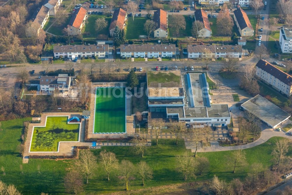 Luftaufnahme Bochum - Schwimmbecken des Freibades Hallenfreibad Hofstede - Nordwestbad in Bochum im Bundesland Nordrhein-Westfalen, Deutschland