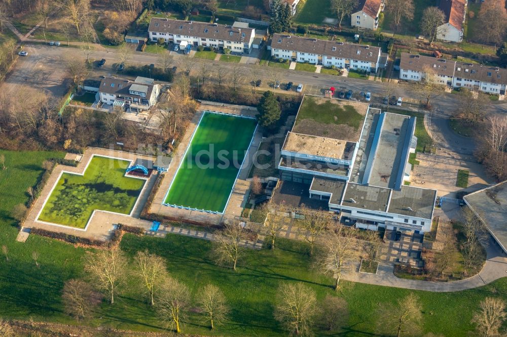 Bochum aus der Vogelperspektive: Schwimmbecken des Freibades Hallenfreibad Hofstede - Nordwestbad in Bochum im Bundesland Nordrhein-Westfalen, Deutschland