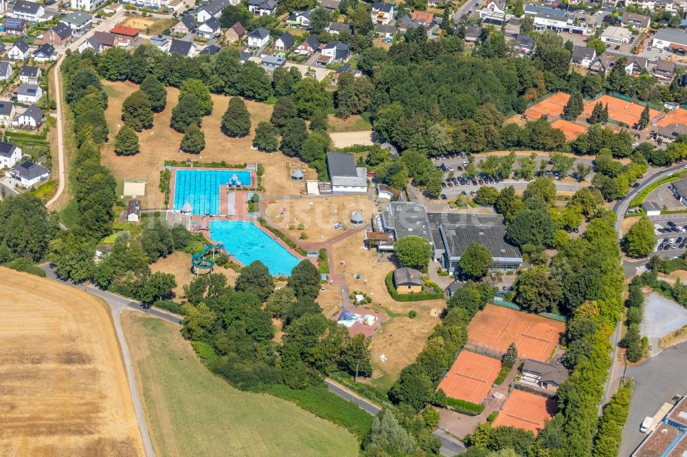 Heiligenhaus aus der Vogelperspektive: Schwimmbecken des Freibades HeljensBad in Heiligenhaus im Bundesland Nordrhein-Westfalen