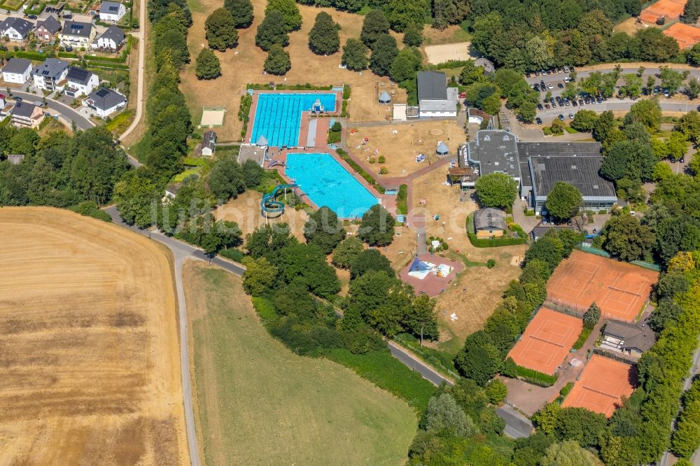 Luftaufnahme Heiligenhaus - Schwimmbecken des Freibades HeljensBad in Heiligenhaus im Bundesland Nordrhein-Westfalen