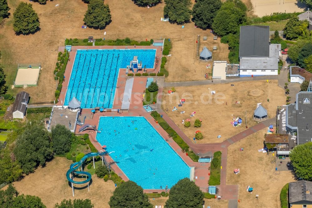 Heiligenhaus von oben - Schwimmbecken des Freibades HeljensBad in Heiligenhaus im Bundesland Nordrhein-Westfalen