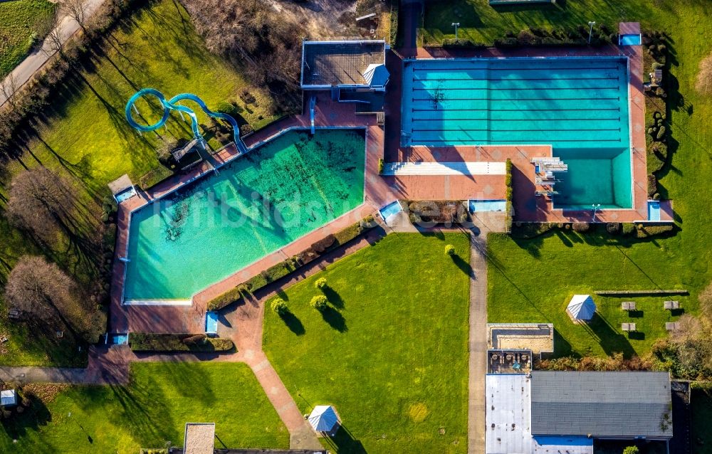 Luftaufnahme Heiligenhaus - Schwimmbecken des Freibades HeljensBad in Heiligenhaus im Bundesland Nordrhein-Westfalen