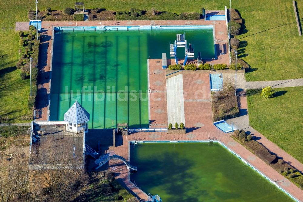 Heiligenhaus von oben - Schwimmbecken des Freibades HeljensBad in Heiligenhaus im Bundesland Nordrhein-Westfalen