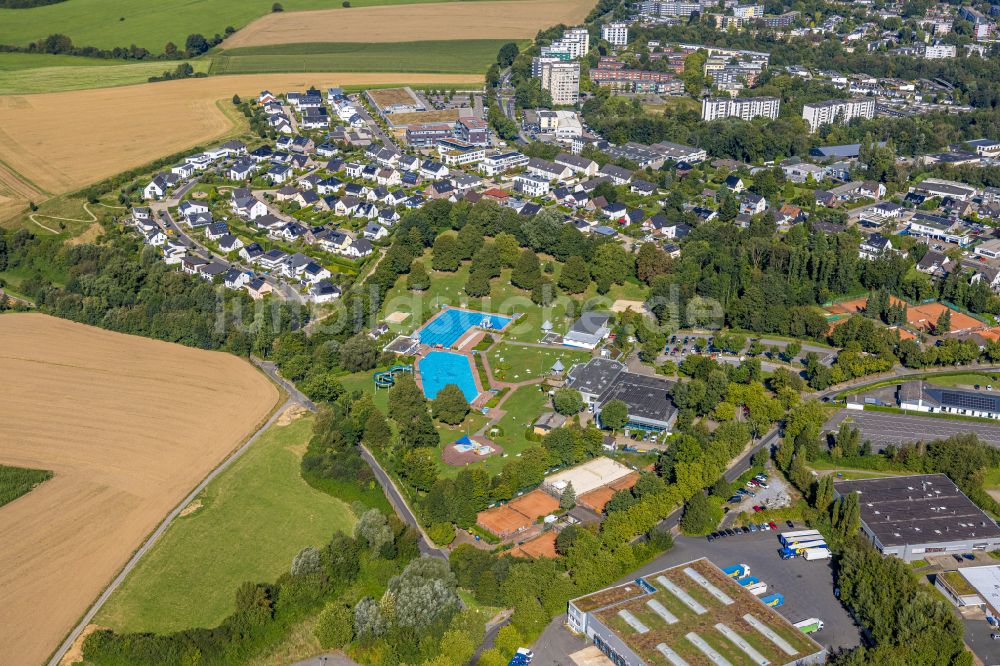 Luftaufnahme Heiligenhaus - Schwimmbecken des Freibades HeljensBad in Heiligenhaus im Bundesland Nordrhein-Westfalen