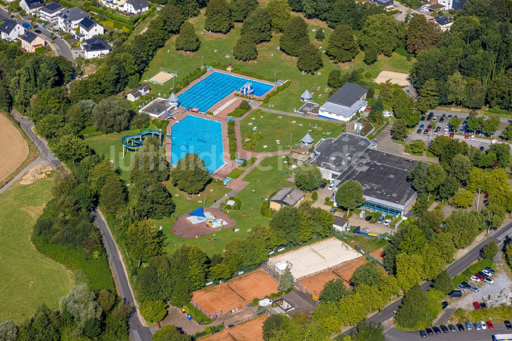 Luftaufnahme Heiligenhaus - Schwimmbecken des Freibades HeljensBad in Heiligenhaus im Bundesland Nordrhein-Westfalen