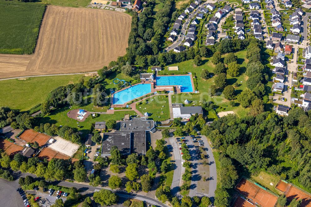 Heiligenhaus von oben - Schwimmbecken des Freibades HeljensBad in Heiligenhaus im Bundesland Nordrhein-Westfalen