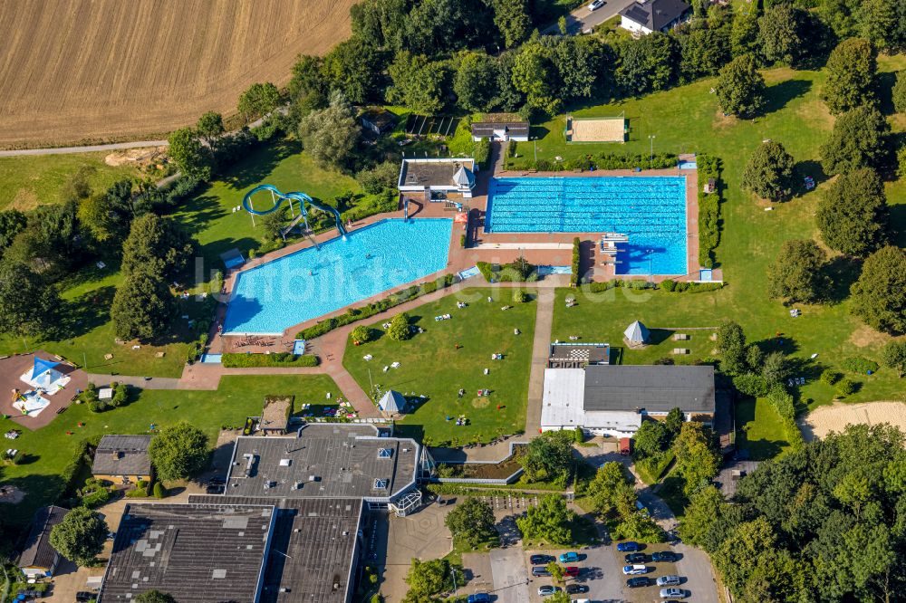 Heiligenhaus aus der Vogelperspektive: Schwimmbecken des Freibades HeljensBad in Heiligenhaus im Bundesland Nordrhein-Westfalen