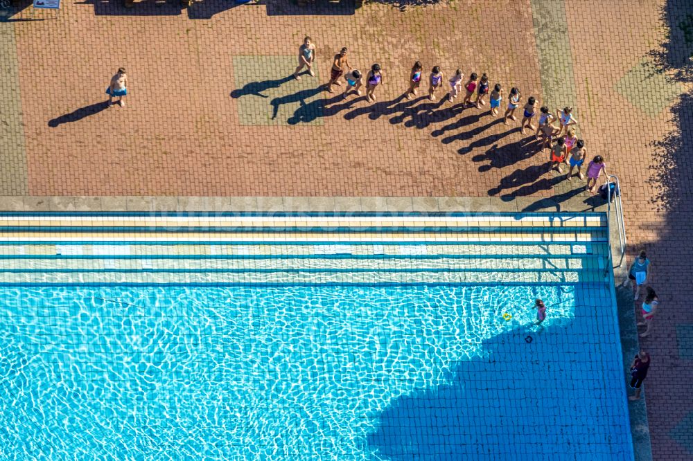 Luftbild Heiligenhaus - Schwimmbecken des Freibades HeljensBad in Heiligenhaus im Bundesland Nordrhein-Westfalen