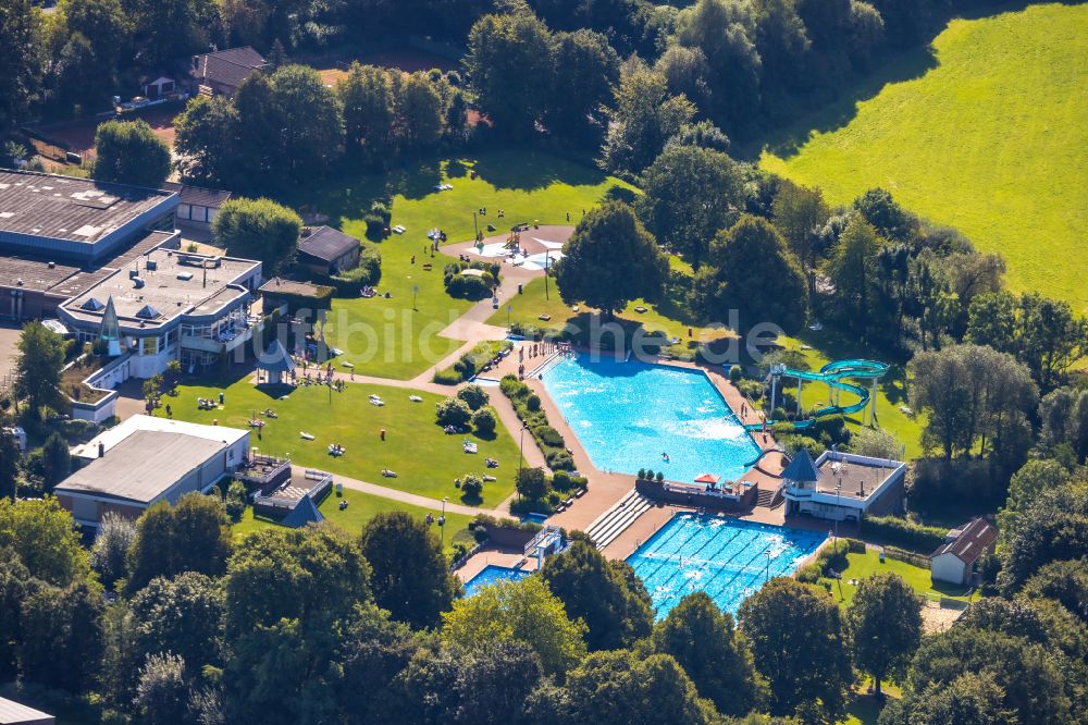 Luftaufnahme Heiligenhaus - Schwimmbecken des Freibades HeljensBad in Heiligenhaus im Bundesland Nordrhein-Westfalen