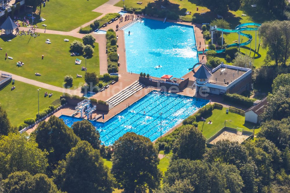 Heiligenhaus von oben - Schwimmbecken des Freibades HeljensBad in Heiligenhaus im Bundesland Nordrhein-Westfalen