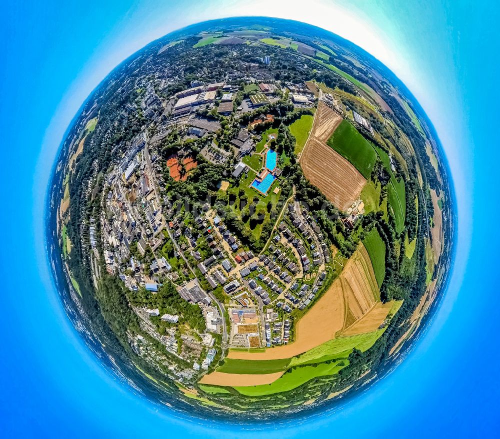 Heiligenhaus aus der Vogelperspektive: Schwimmbecken des Freibades HeljensBad in Heiligenhaus im Bundesland Nordrhein-Westfalen