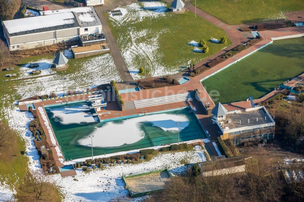 Heiligenhaus von oben - Schwimmbecken des Freibades HeljensBad Selbecker in Heiligenhaus im Bundesland Nordrhein-Westfalen