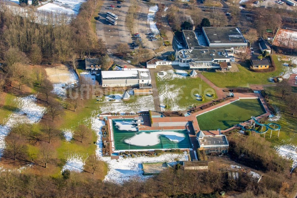 Heiligenhaus aus der Vogelperspektive: Schwimmbecken des Freibades HeljensBad Selbecker in Heiligenhaus im Bundesland Nordrhein-Westfalen