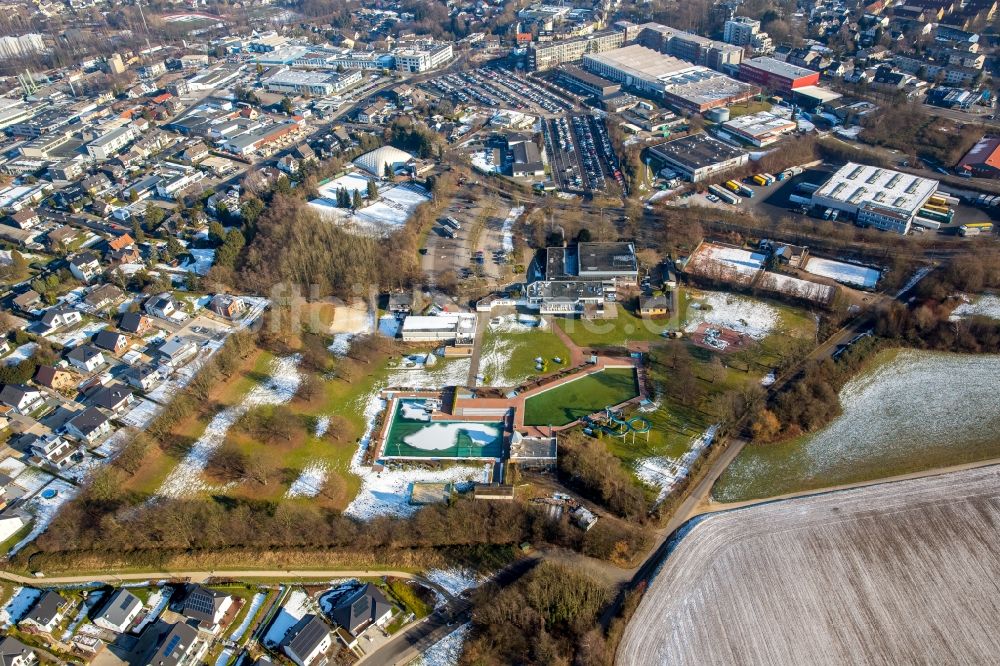 Luftbild Heiligenhaus - Schwimmbecken des Freibades HeljensBad Selbecker in Heiligenhaus im Bundesland Nordrhein-Westfalen