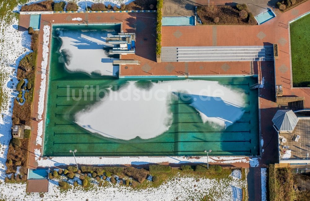 Luftaufnahme Heiligenhaus - Schwimmbecken des Freibades HeljensBad Selbecker in Heiligenhaus im Bundesland Nordrhein-Westfalen