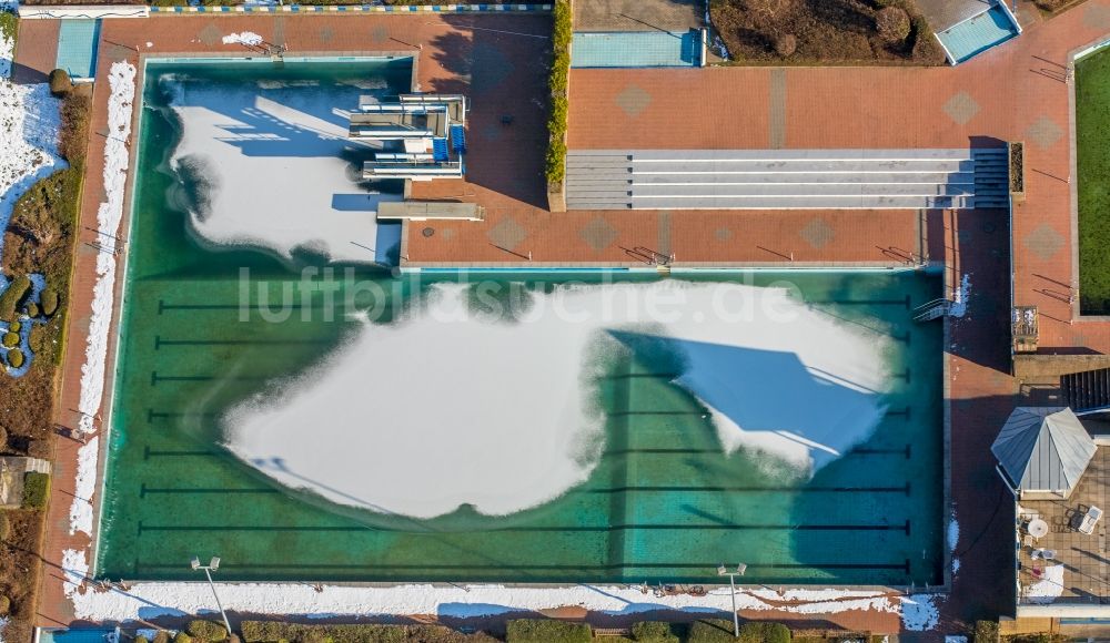 Heiligenhaus von oben - Schwimmbecken des Freibades HeljensBad Selbecker in Heiligenhaus im Bundesland Nordrhein-Westfalen