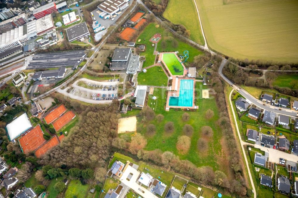 Luftaufnahme Heiligenhaus - Schwimmbecken des Freibades HeljensBad an der Selbecker in Heiligenhaus im Bundesland Nordrhein-Westfalen