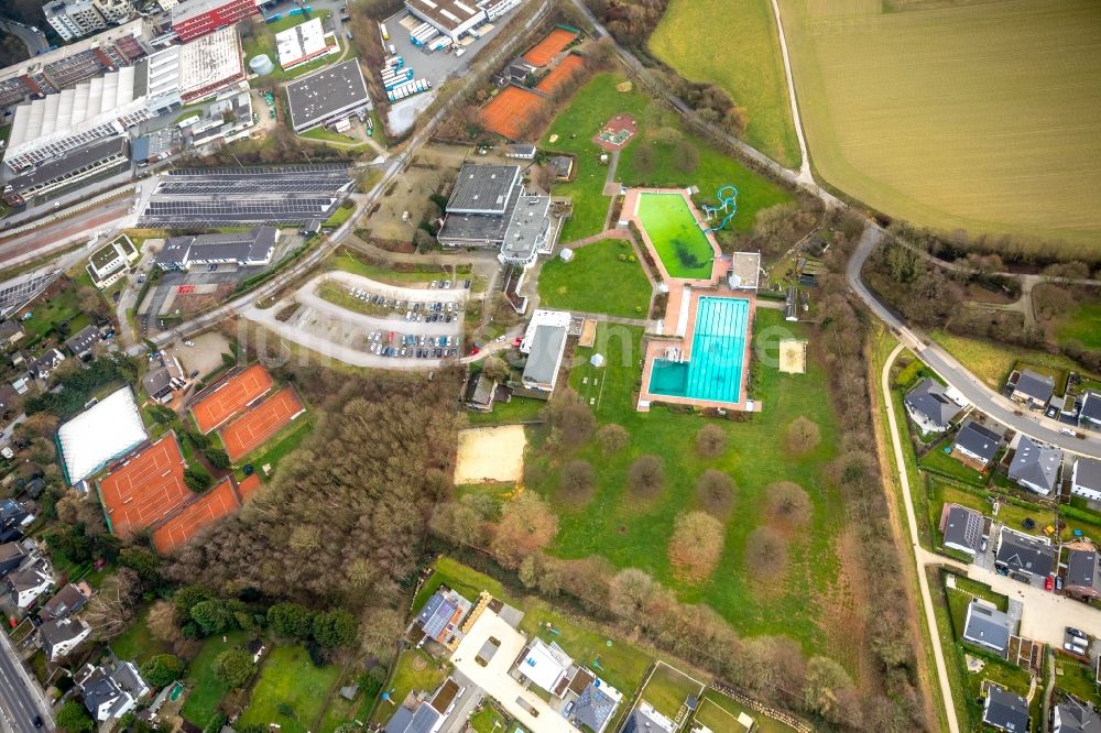 Heiligenhaus von oben - Schwimmbecken des Freibades HeljensBad an der Selbecker in Heiligenhaus im Bundesland Nordrhein-Westfalen