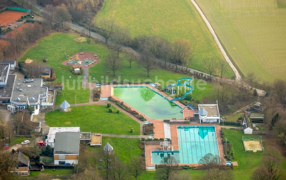 Heiligenhaus aus der Vogelperspektive: Schwimmbecken des Freibades HeljensBad an der Selbecker in Heiligenhaus im Bundesland Nordrhein-Westfalen