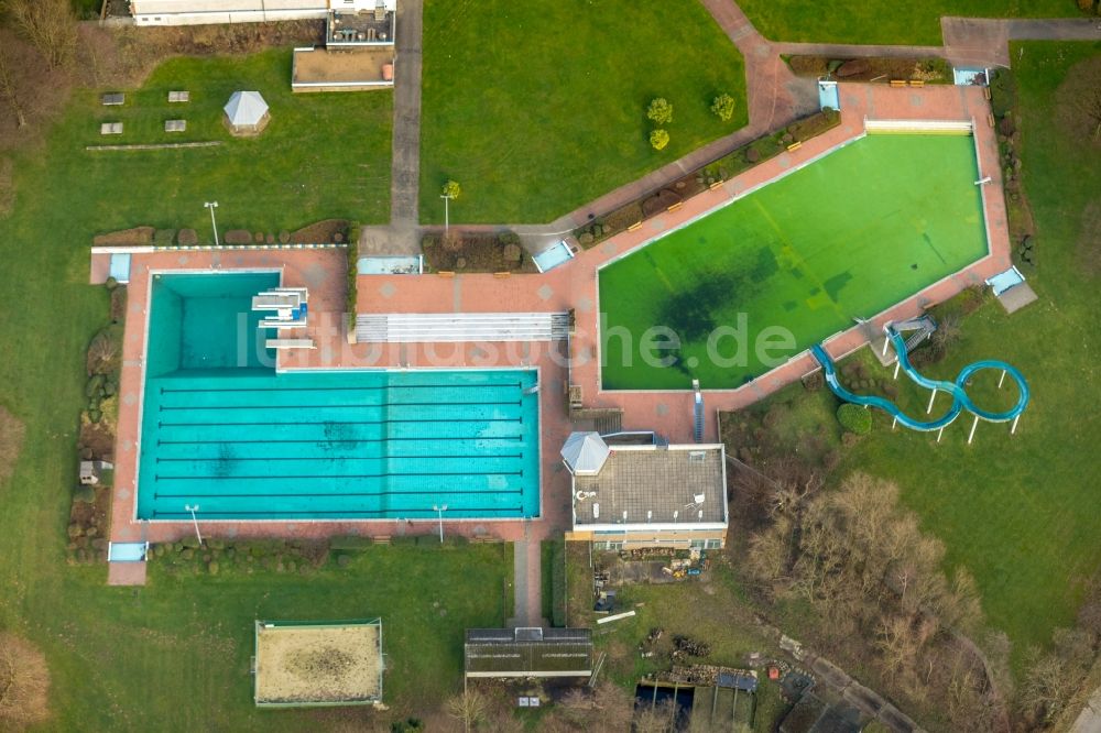 Luftbild Heiligenhaus - Schwimmbecken des Freibades HeljensBad an der Selbecker in Heiligenhaus im Bundesland Nordrhein-Westfalen