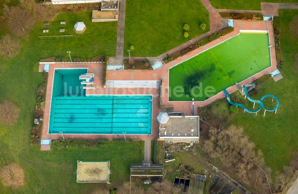 Luftaufnahme Heiligenhaus - Schwimmbecken des Freibades HeljensBad an der Selbecker in Heiligenhaus im Bundesland Nordrhein-Westfalen