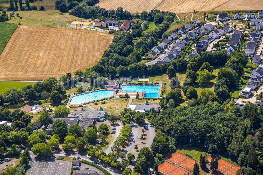 Luftaufnahme Heiligenhaus - Schwimmbecken des Freibades HeljensBad an der Selbecker in Heiligenhaus im Bundesland Nordrhein-Westfalen