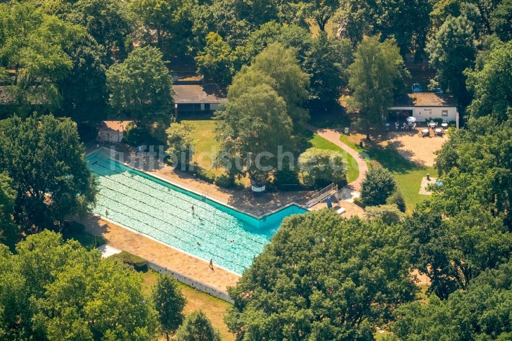 Voerde (Niederrhein) aus der Vogelperspektive: Schwimmbecken des Freibades Hermann-Breymann-Bad an der Allee in Voerde (Niederrhein) im Bundesland Nordrhein-Westfalen - NRW, Deutschland