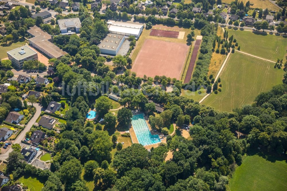 Luftbild Voerde (Niederrhein) - Schwimmbecken des Freibades Hermann-Breymann-Bad an der Allee in Voerde (Niederrhein) im Bundesland Nordrhein-Westfalen - NRW, Deutschland