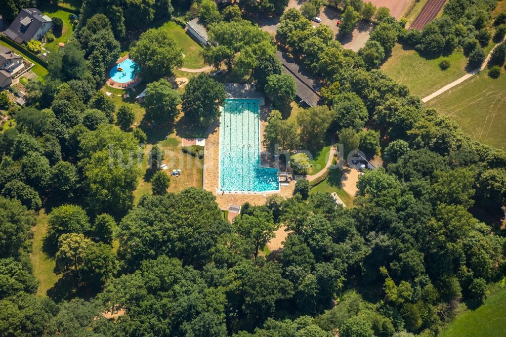 Luftaufnahme Voerde (Niederrhein) - Schwimmbecken des Freibades Hermann-Breymann-Bad an der Allee in Voerde (Niederrhein) im Bundesland Nordrhein-Westfalen - NRW, Deutschland