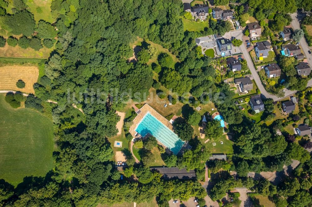 Voerde (Niederrhein) von oben - Schwimmbecken des Freibades Hermann-Breymann-Bad an der Allee in Voerde (Niederrhein) im Bundesland Nordrhein-Westfalen - NRW, Deutschland