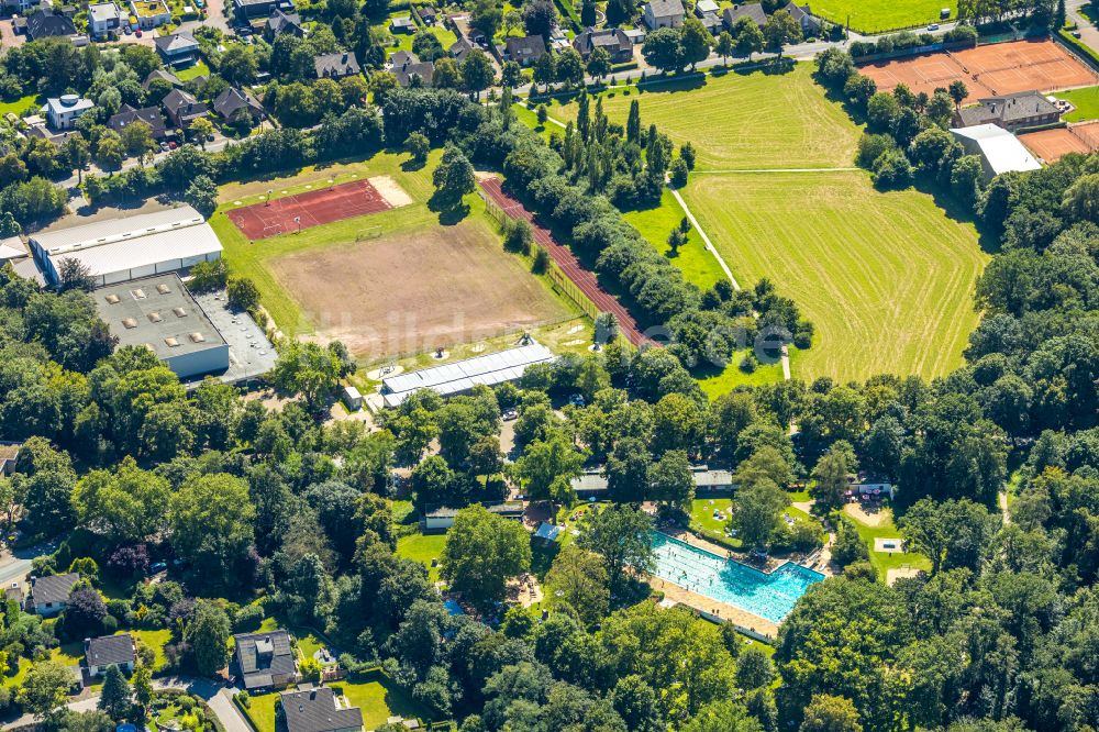 Voerde (Niederrhein) aus der Vogelperspektive: Schwimmbecken des Freibades Hermann-Breymann-Bad an der Allee in Voerde (Niederrhein) im Bundesland Nordrhein-Westfalen - NRW, Deutschland