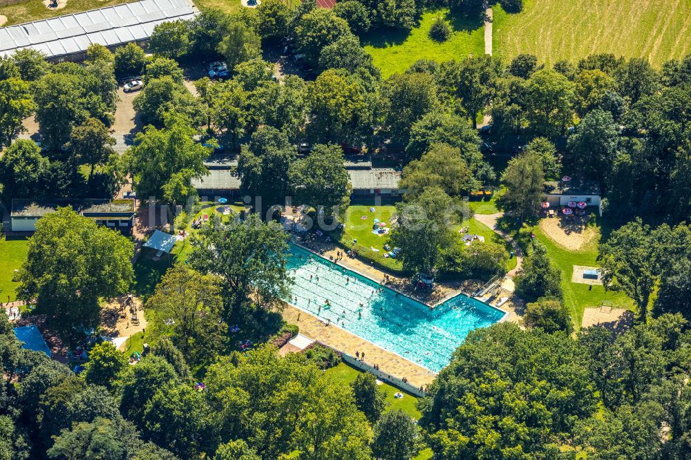 Luftbild Voerde (Niederrhein) - Schwimmbecken des Freibades Hermann-Breymann-Bad an der Allee in Voerde (Niederrhein) im Bundesland Nordrhein-Westfalen - NRW, Deutschland