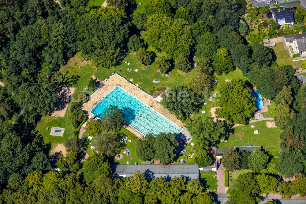 Voerde (Niederrhein) aus der Vogelperspektive: Schwimmbecken des Freibades Hermann-Breymann-Bad an der Allee in Voerde (Niederrhein) im Bundesland Nordrhein-Westfalen - NRW, Deutschland