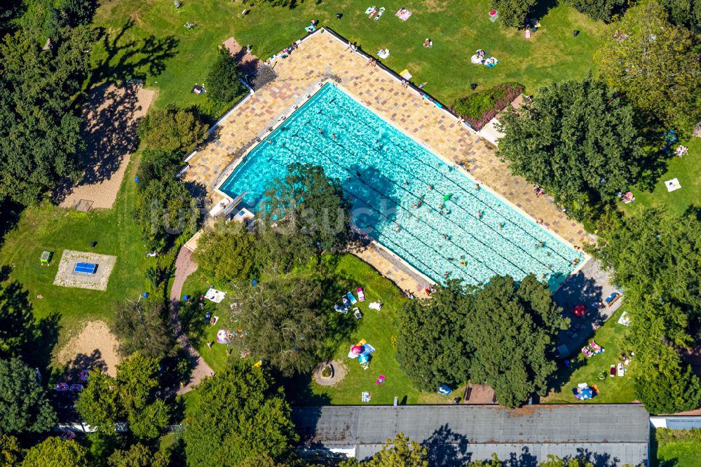 Luftbild Voerde (Niederrhein) - Schwimmbecken des Freibades Hermann-Breymann-Bad an der Allee in Voerde (Niederrhein) im Bundesland Nordrhein-Westfalen - NRW, Deutschland