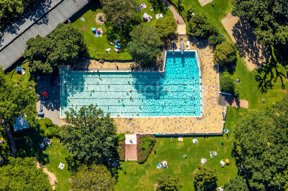 Luftbild Voerde (Niederrhein) - Schwimmbecken des Freibades Hermann-Breymann-Bad an der Allee in Voerde (Niederrhein) im Bundesland Nordrhein-Westfalen - NRW, Deutschland