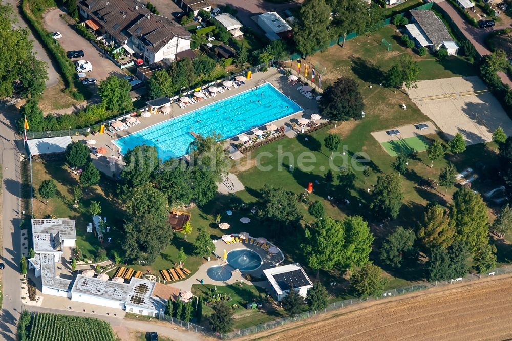 Ettenheim von oben - Schwimmbecken des Freibades Hermann Jäger Bad in Ettenheim im Bundesland Baden-Württemberg, Deutschland