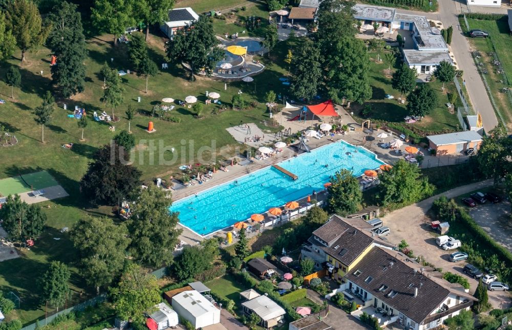 Luftbild Ettenheim - Schwimmbecken des Freibades Hermann Jäger Bad in Ettenheim im Bundesland Baden-Württemberg, Deutschland