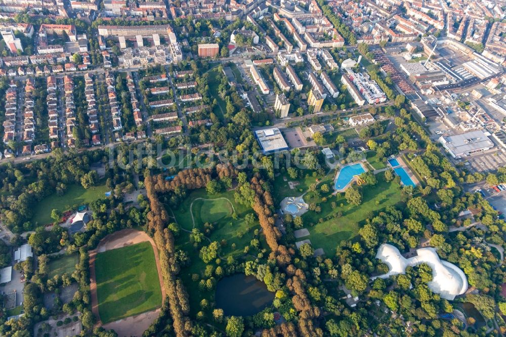 Luftaufnahme Mannheim - Schwimmbecken des Freibades Herzogenriedbad im Herzogenriedpark in Mannheim im Bundesland Baden-Württemberg, Deutschland