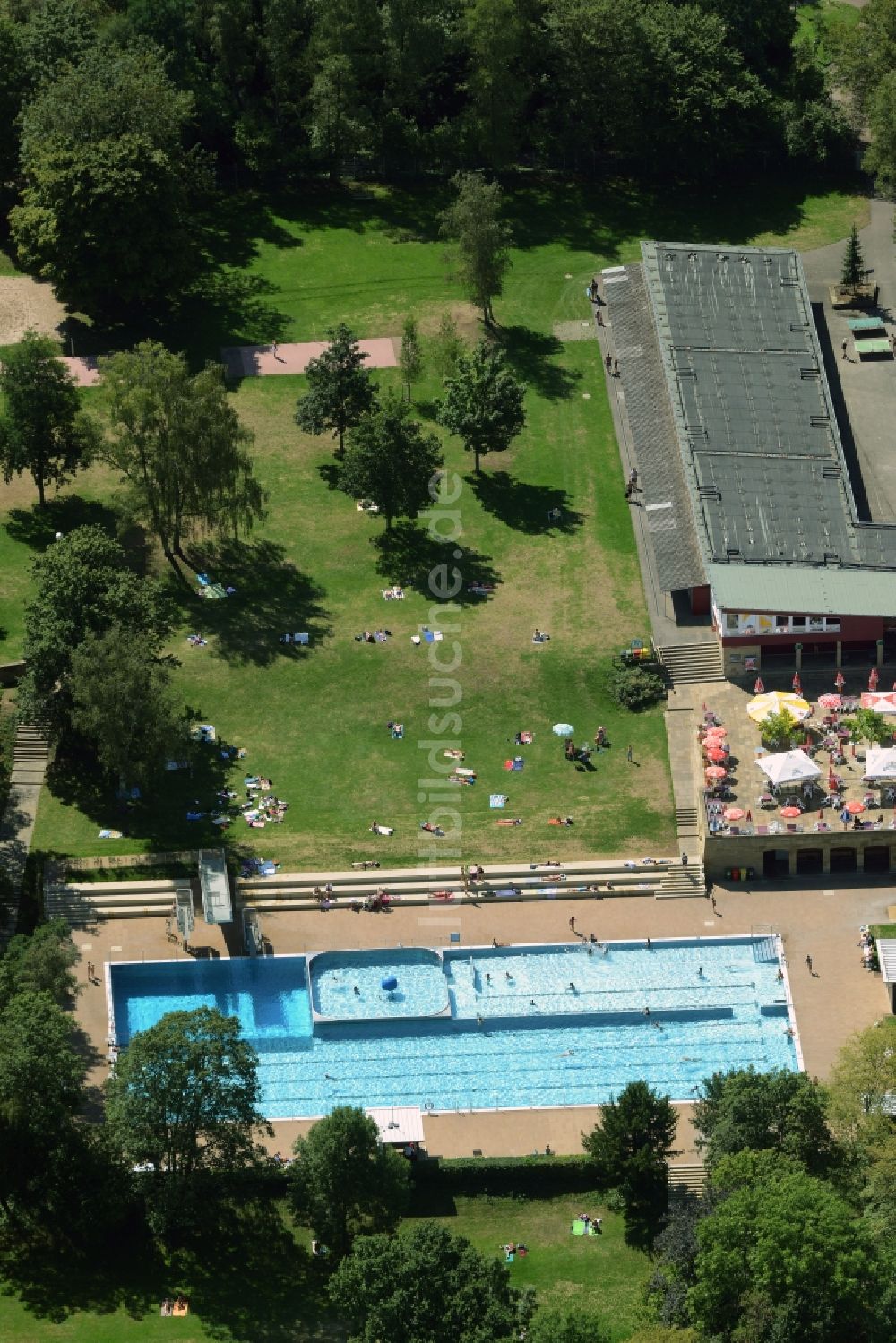 Stuttgart von oben - Schwimmbecken des Freibades Höhenfreibad Killesberg in Stuttgart im Bundesland Baden-Württemberg