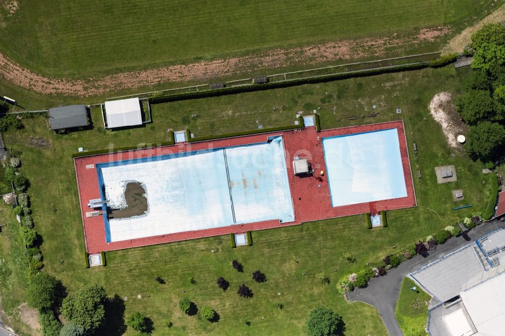 Hildburghausen von oben - Schwimmbecken des Freibades in Hildburghausen im Bundesland Thüringen, Deutschland