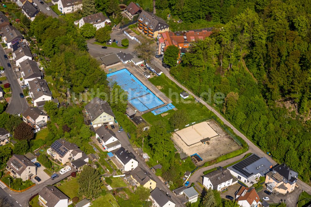 Hohenlimburg aus der Vogelperspektive: Schwimmbecken des Freibades Hohenlimburger Schwimmverein e.V. am Hasselbach in Hohenlimburg im Bundesland Nordrhein-Westfalen