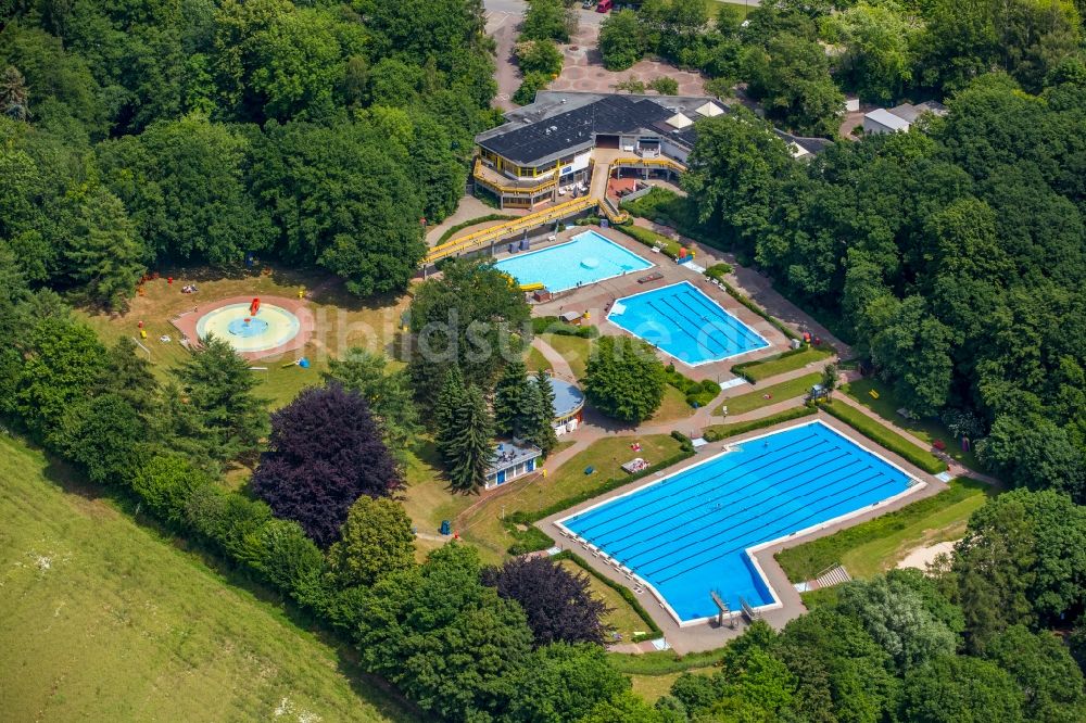 Luftbild Holzwickede - Schwimmbecken des Freibades in Holzwickede im Bundesland Nordrhein-Westfalen