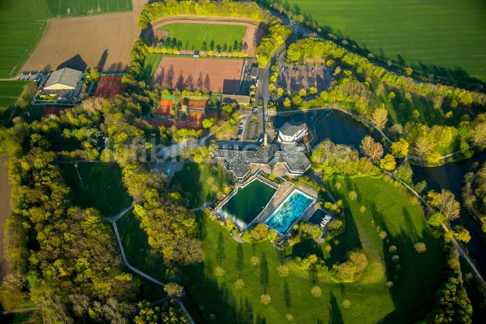 Hamm von oben - Schwimmbecken des Freibades und Hotel- Anlage Selbachpark im Stadtteil Pelkum in Hamm im Bundesland Nordrhein-Westfalen