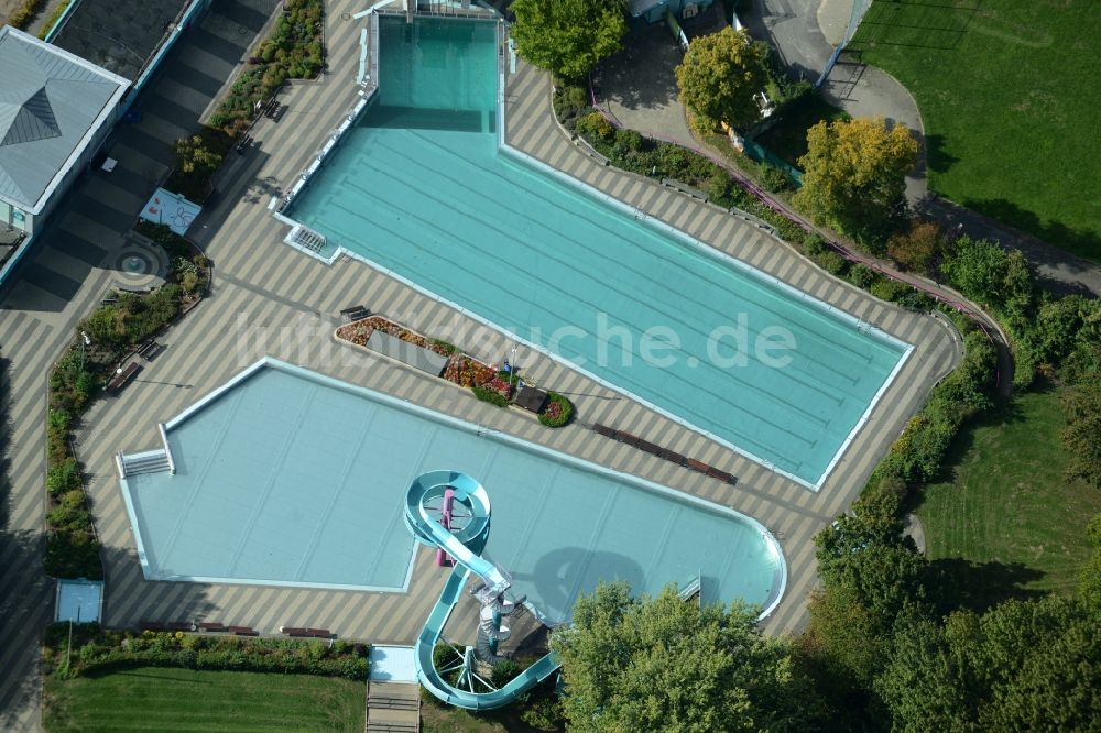 Lohr am Main von oben - Schwimmbecken des Freibades Jahnstraße in Lohr am Main im Bundesland Bayern