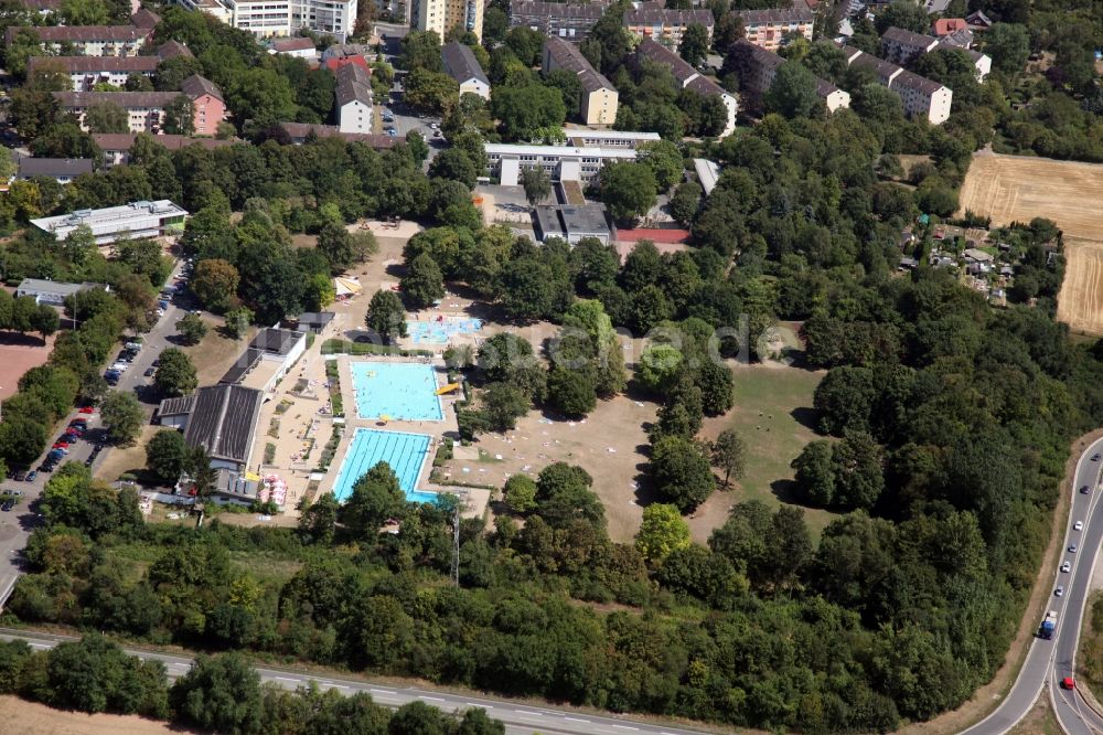 Luftaufnahme Wiesbaden - Schwimmbecken des Freibades Kallebad in Wiesbaden im Bundesland Hessen