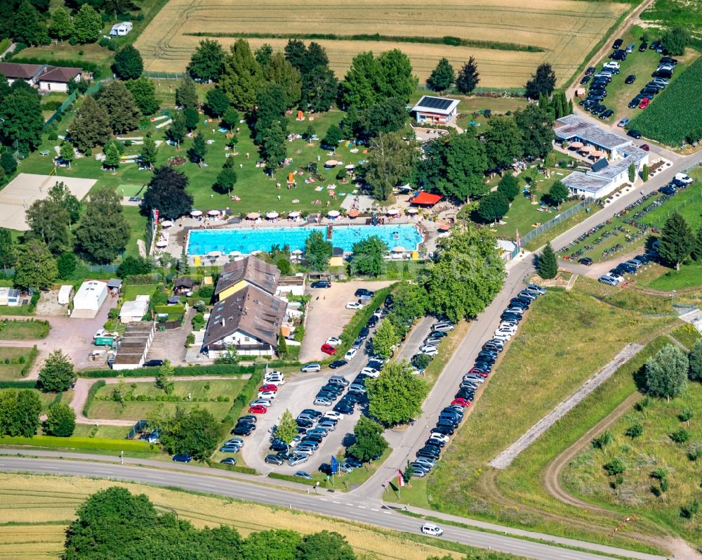 Ettenheim aus der Vogelperspektive: Schwimmbecken des Freibades Karl Hermann Jäger Bad in Ettenheim im Bundesland Baden-Württemberg, Deutschland