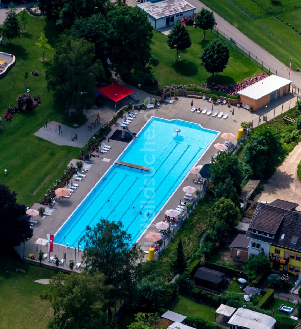 Ettenheim aus der Vogelperspektive: Schwimmbecken des Freibades Karl Hermann Jäger Bad in Ettenheim im Bundesland Baden-Württemberg, Deutschland