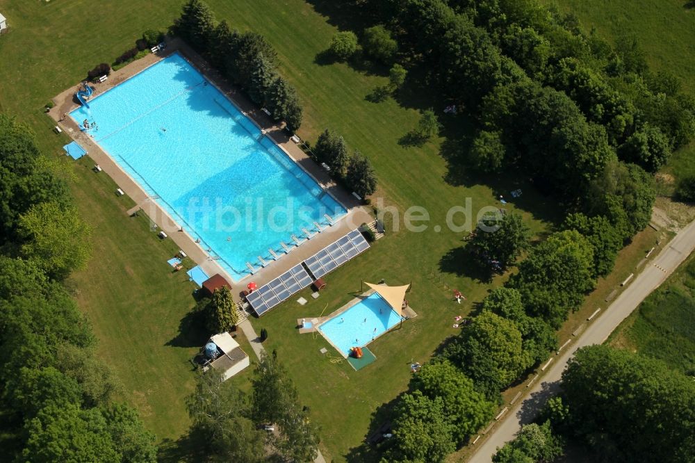 Kirchheilingen von oben - Schwimmbecken des Freibades in Kirchheilingen im Bundesland Thüringen, Deutschland